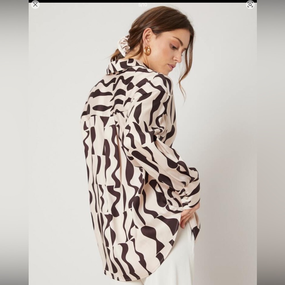 Abstract Patterned Women's Top - Picture 3 of 9